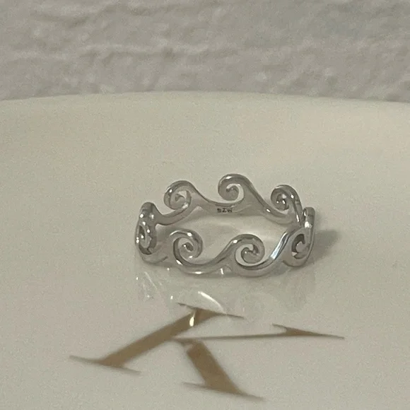 - 925 Sterling Silver Wave Band Ring. - Picture 7 of 8